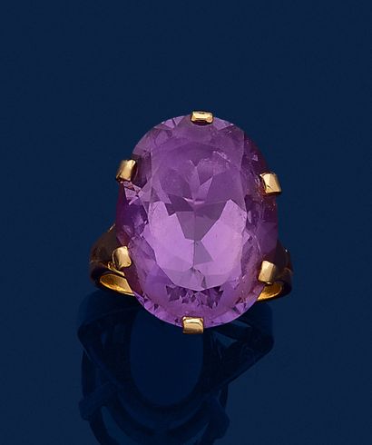 RING in yellow gold 750 mils set with a large...