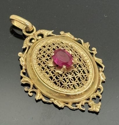 PENDENTIF en or jaune 750 mil. ajouré centré...