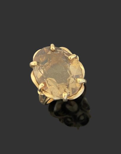 BAGUE en or 585 mil. ornée au centre d'une...