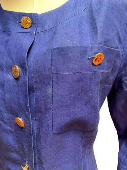 CHANEL. TAILLEUR en lin bleu pétrole. Boutons...