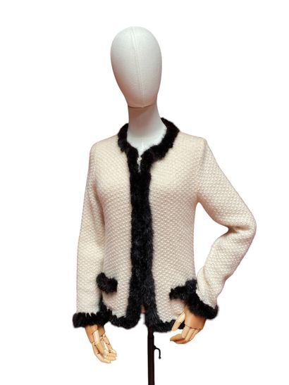 CHANEL. VESTE en mohair, nylon et laine tricotés,...