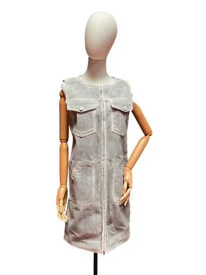 CHANEL. ROBE chasuble en denim gris patiné,...