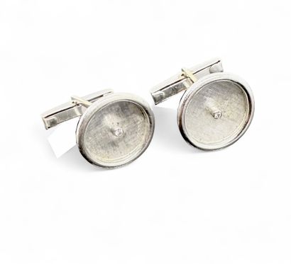 Paire de BOUTONS de MANCHETTES en or gris...