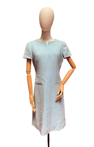COURREGES. ROBE à manches courtes en laine...