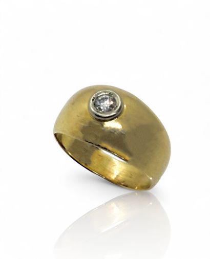 JONC ring in 750-mil yellow gold, center-set...