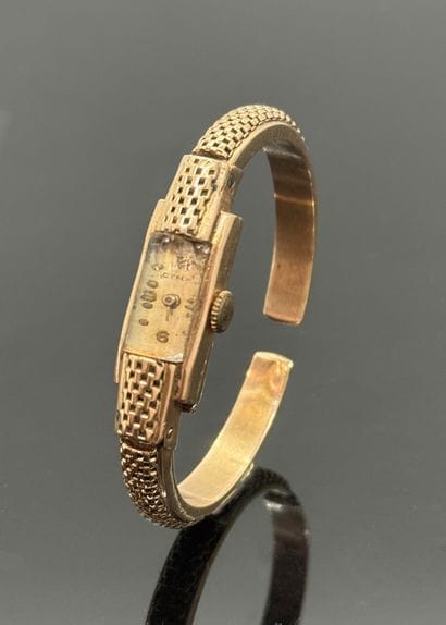 GENEVE. MONTRE BRACELET de dame en or jaune...