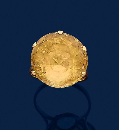 Yellow gold 750 mil. ring set with a round...