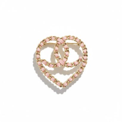 CHANEL. BROCHE coeur en métal doré maillons...