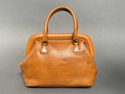 FENDI. Sac à main modèle Selleria en cuir...