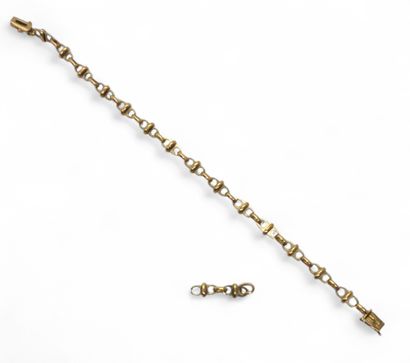 BRACELET deux ors 750 mil. maille fantaisie....