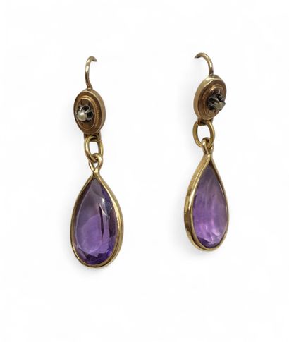 Paire de PENDANTS d'OREILLES en or jaune...