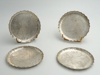 Quatre DESSOUS de BOUTEILLE en métal argenté,...