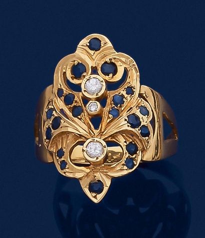 BAGUE en or 750 mil, le chaton à arabesques...
