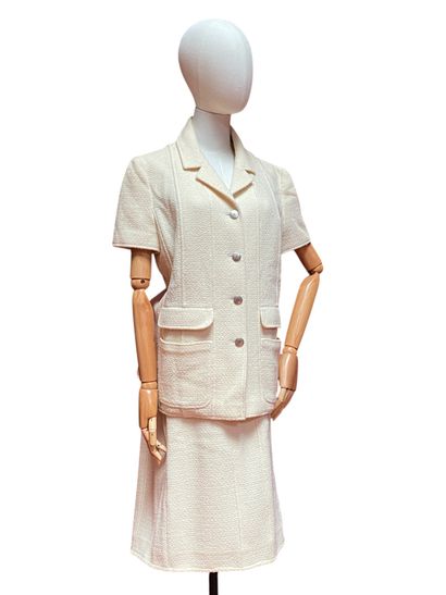 CHANEL. TAILLEUR en tweed de laine. Boutons...