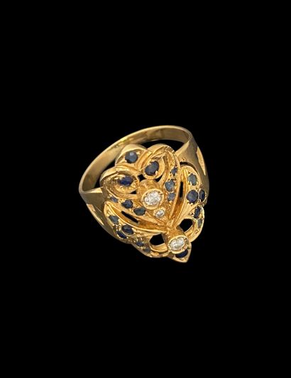 BAGUE en or 750 mil, le chaton à arabesques...