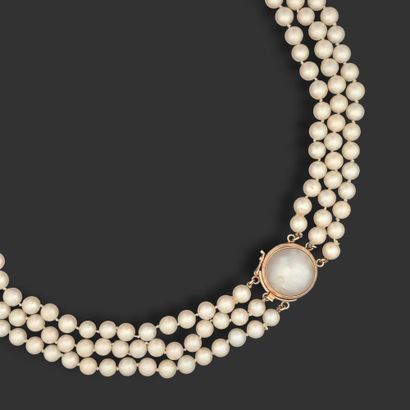 COLLIER trois rangs de perles de culture,...