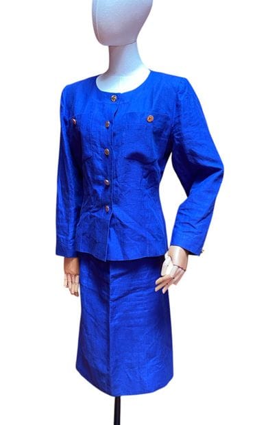 CHANEL. TAILLEUR en lin bleu pétrole. Boutons...
