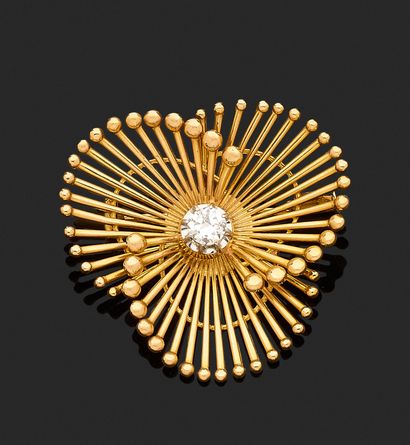 Three-lobed wire and pearl brooch in 750-mil....