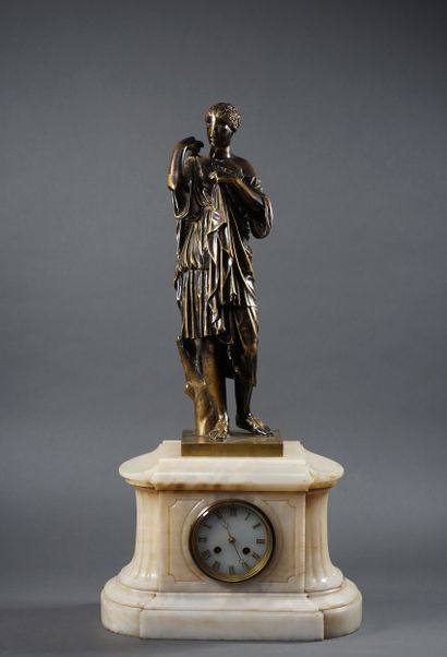PENDULE in white alabaster surmounted by...