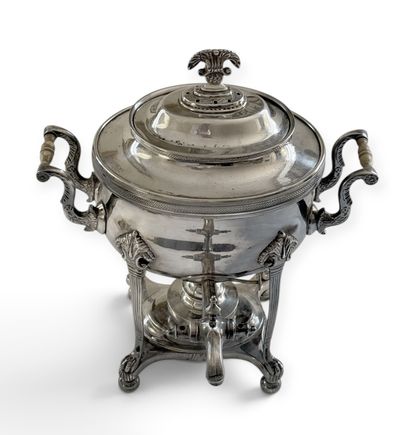 SAMOVAR en métal argenté, reposant sur quatre...