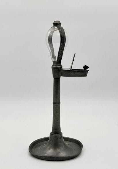 LAMPE à huile en étain et ampoule en verre....