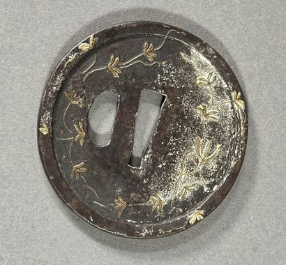 JAPON, XIXe. TSUBA en bronze décoré de branchage...
