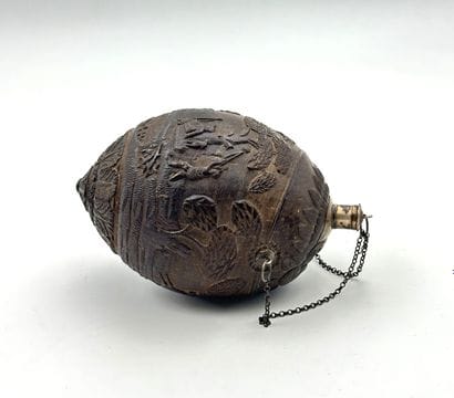 ANGLETERRE XIXe. POIRE à poudre en noix de...