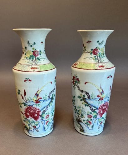 CHINE. Paire de VASES en porcelaine émaillée...