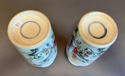 CHINE. Paire de VASES en porcelaine émaillée...