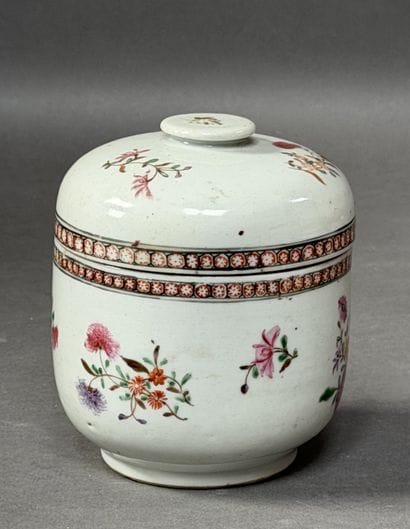 CHINE, XVIIIe. POT couvert en porcelaine...