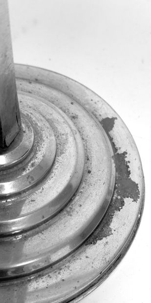 LAMPE de BUREAU en métal chrome, le fût de...