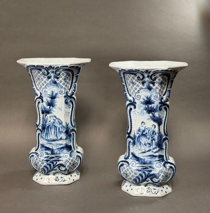 DELFT. Paire de grands VASES en faïence émaillée...