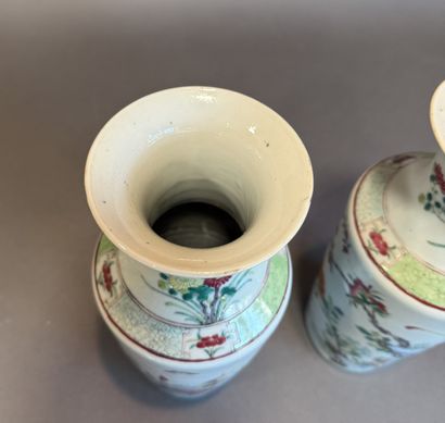 CHINE. Paire de VASES en porcelaine émaillée...