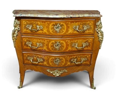 COMMODE en bois de placage à décor de marqueterie...