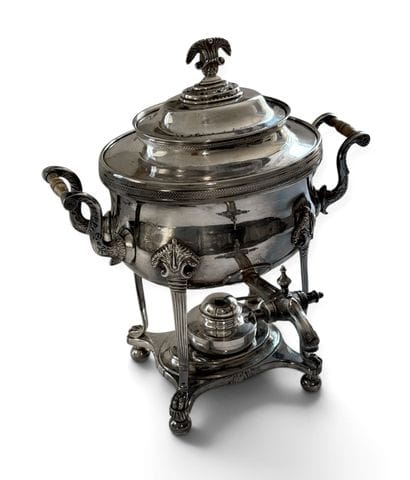 SAMOVAR en métal argenté, reposant sur quatre...
