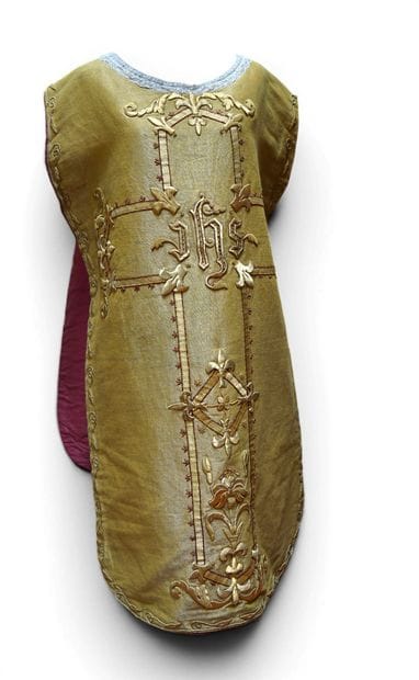 CHASUBLE dorée rehaussé d'un croix brodée...