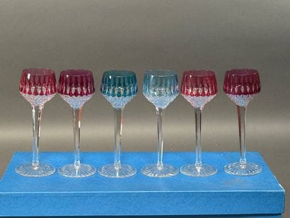 SAINT LOUIS. Suite de six VERRES à vin en...