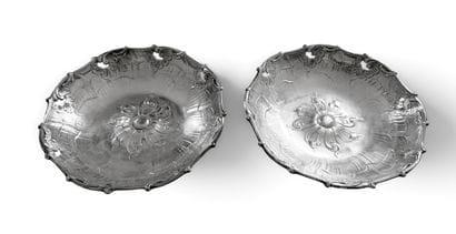 Paire de PLATS ronds en métal argenté, le...