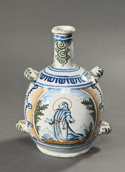 NEVERS, XVIIIe. VASE GOURDE à quatre anses...