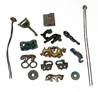 CHINE, période archaïque. Lot de neuf AGRAFES...