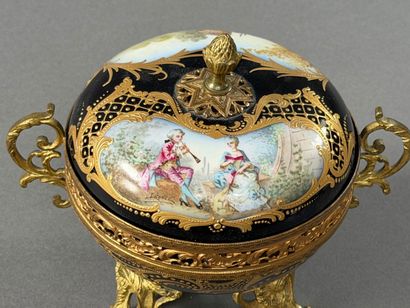 SEVRES (Dans le goût de). DRAGEOIR en porcelaine...