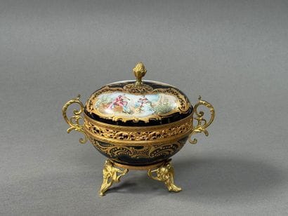 SEVRES (Dans le goût de). DRAGEOIR en porcelaine...