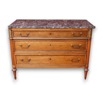 COMMODE en bois, les montants droits à colonnes...