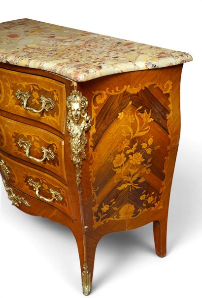COMMODE en bois de placage à décor de marqueterie...