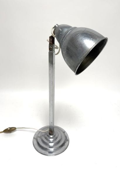 LAMPE de BUREAU en métal chrome, le fût de...
