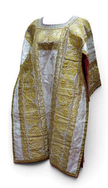 CHASUBLE à décor de larges broderies dorées...