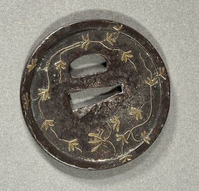 JAPON, XIXe. TSUBA en bronze décoré de branchage...