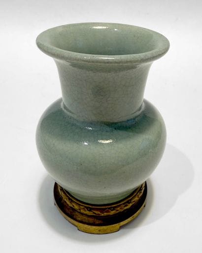 CHINE(?) Petit VASE ZUN en porcelaine émaillée...