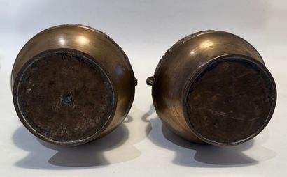 CHINE. Paire de VASES HU en bronze à patine...
