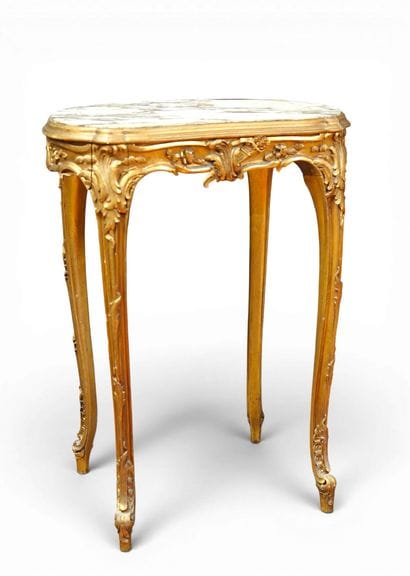 TABLE volante en bois sculpté doré à décor...